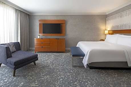 Junior Suite, 1 King, Sofa bed, Courtyard view, Corner room