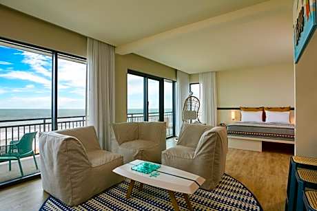 Moxy King Suite with Balcony - Oceanfront
