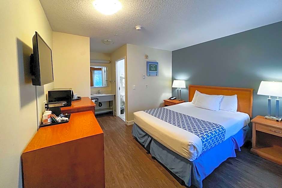 Econo Lodge Inn & Suites University