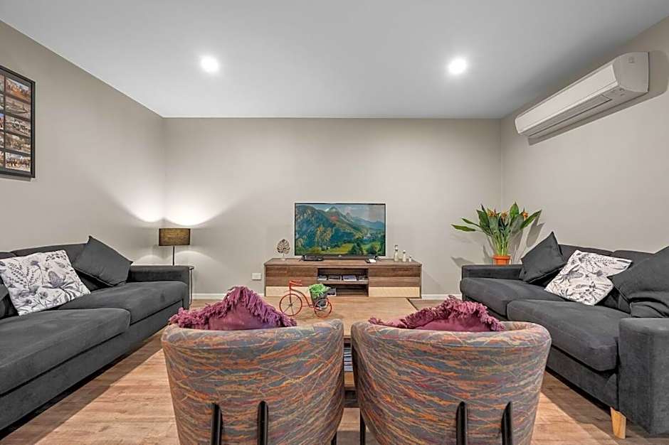 Sovereign Hill Close -private, peaceful, modern