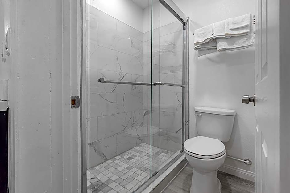Inland Inn & Suites