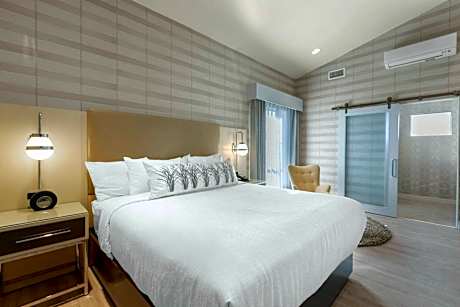Deluxe Room, 1 King Bed, Balcony, Non Smoking