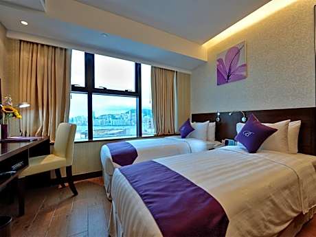 Superior Twin Room with Harbor View