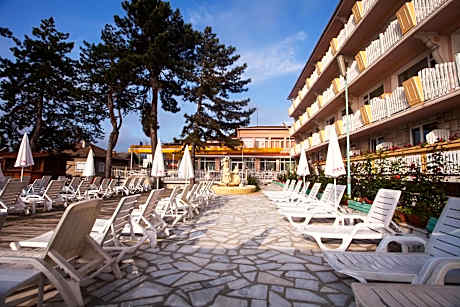 Twin Room (2 Adults + 1 Child)