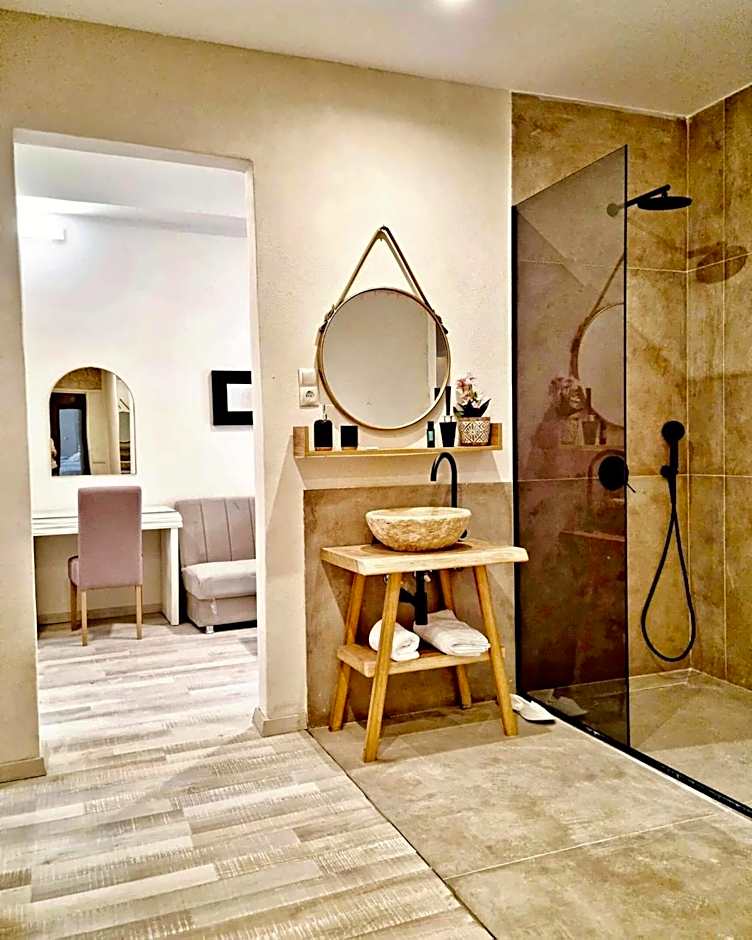 Golden City Center Suites