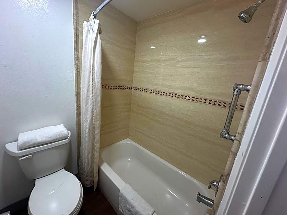 Palm Inn Hotel near Tyler Mall Riverside