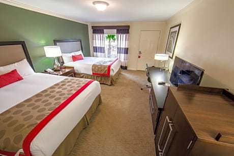 Queen Room - Two Queen Beds Pool View Non Smoking