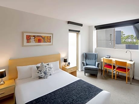 Apartment With 1 Queen Bed