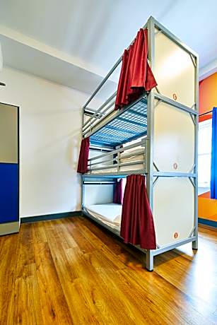 9-Bed Private Room with Shared External Bathroom