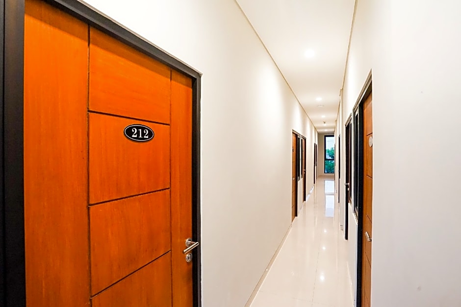 Capital O 449 The Colins