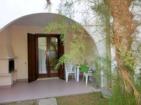 Apartment with garden in residence with pool