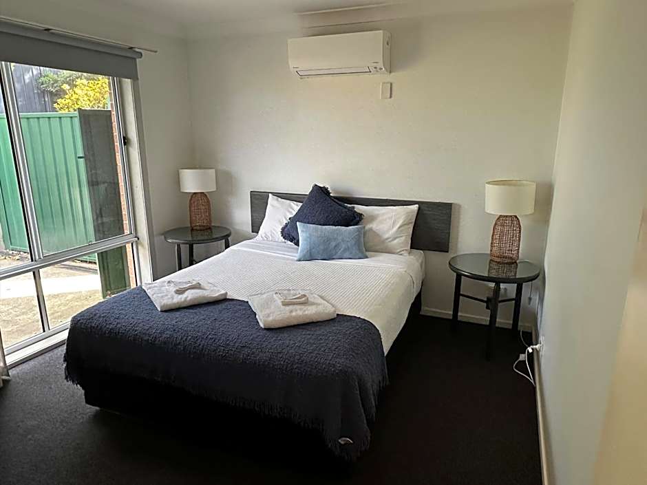 The Oaks Hotel Motel