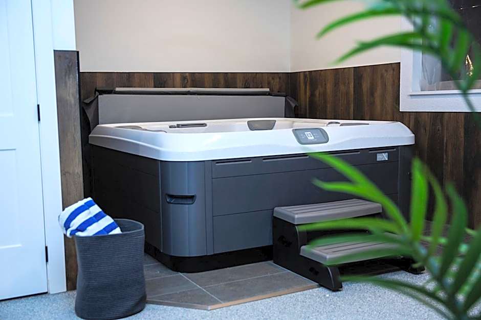 The Stellar Condo - Cozy 2 Bedroom with Hot Tub