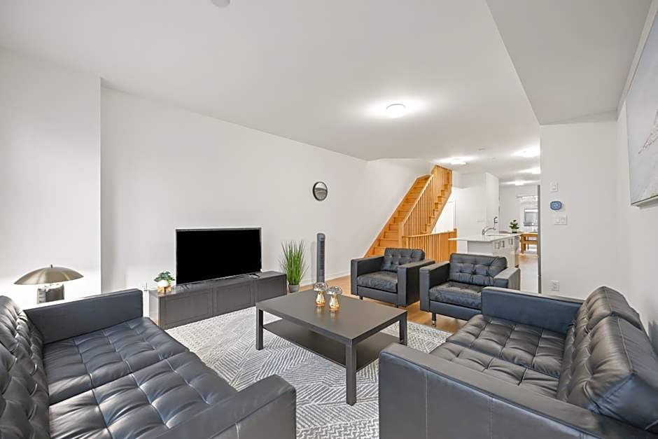 CEDAR Double Room with attached private Bathroom and Balcony in Toronto, ON, Canada