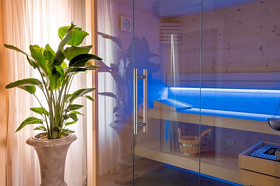 GG8 Restaurant & Hotel