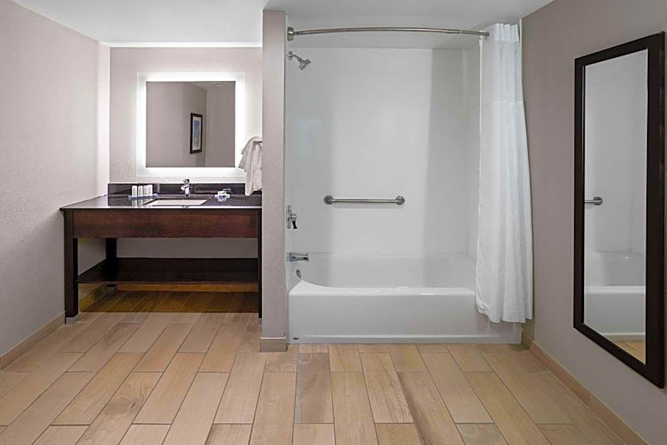 La Quinta Inn & Suites by Wyndham Mooresville