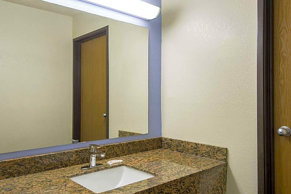 Super 8 by Wyndham New Castle