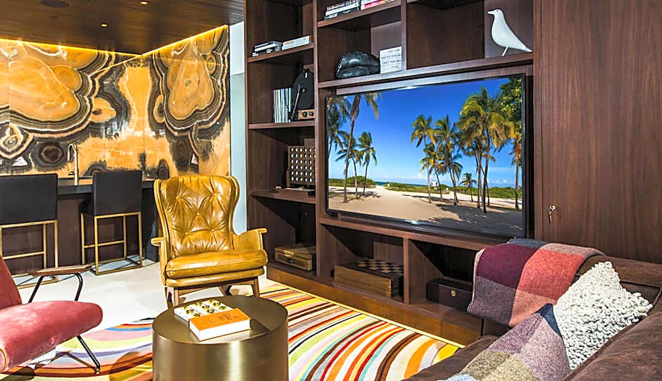 Beverly Grove Chic City Oasis 2 BR Apt with Den 138