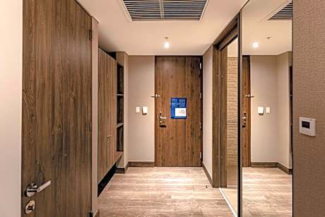 Queen Room with Roll-In Shower - Mobility Accessible/Non-Smoking