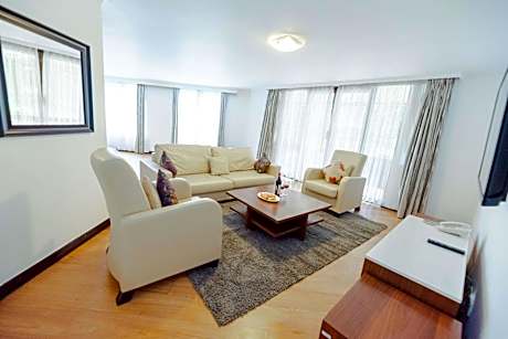 Three-Bedroom Superior Apartment with Two Queen and Two Single Beds - Non-Smoking