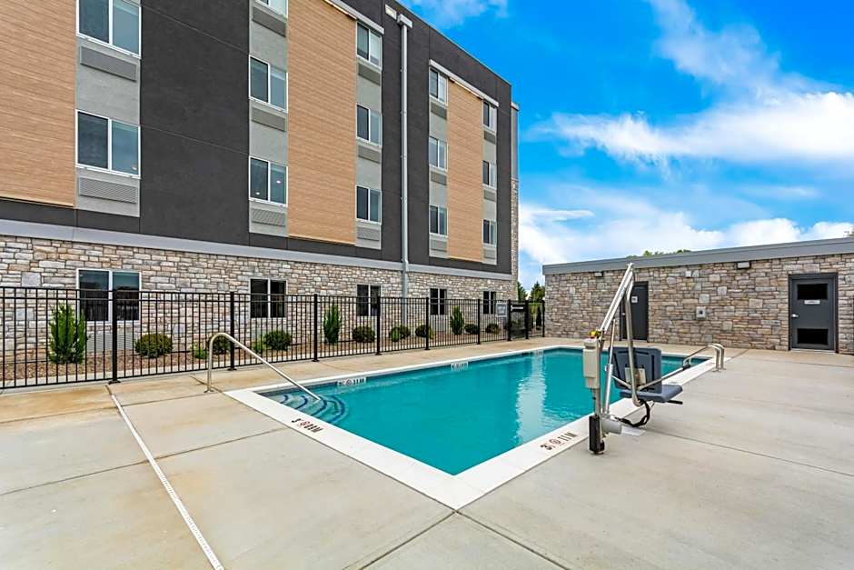 Everhome Suites Lexington - Horse Park