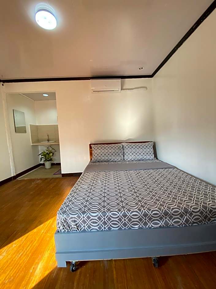 MiL's Hillside Tourist Inn