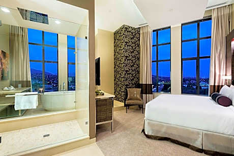 2 Bedroom Penthouse Suite, Bedroom 1: 1 King, Bedroom 2: 1 King, High floor