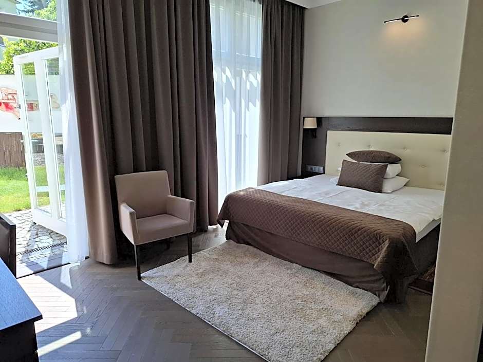 Red Baron Hotel & Restaurant