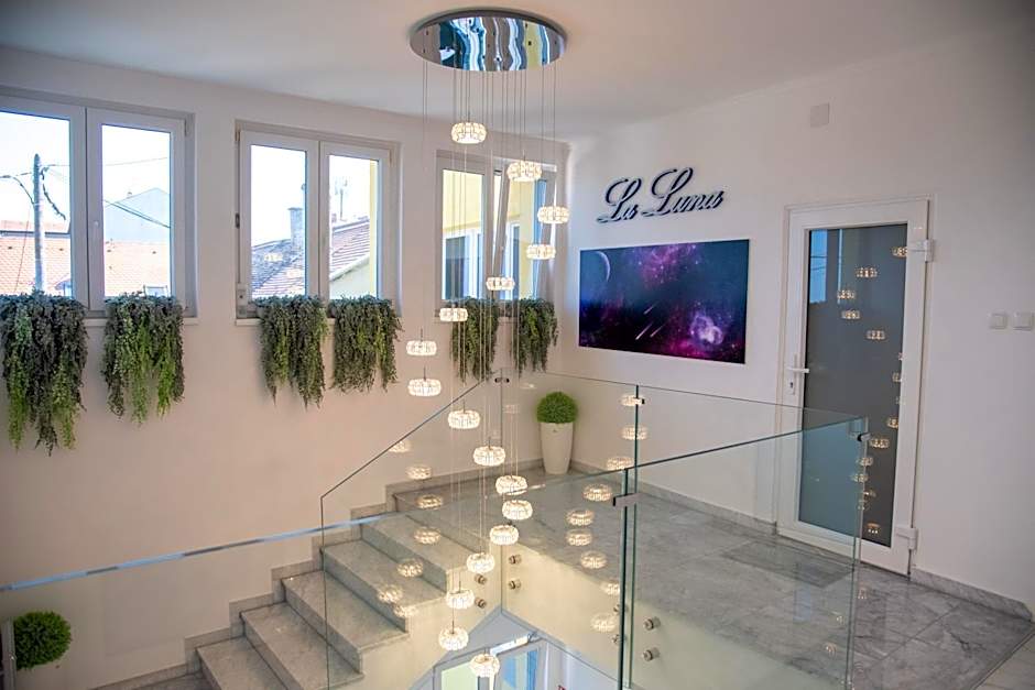 La Luna Premium Deluxe Apartment with Pool & Jacuzzi, Bikes and Covered Parking