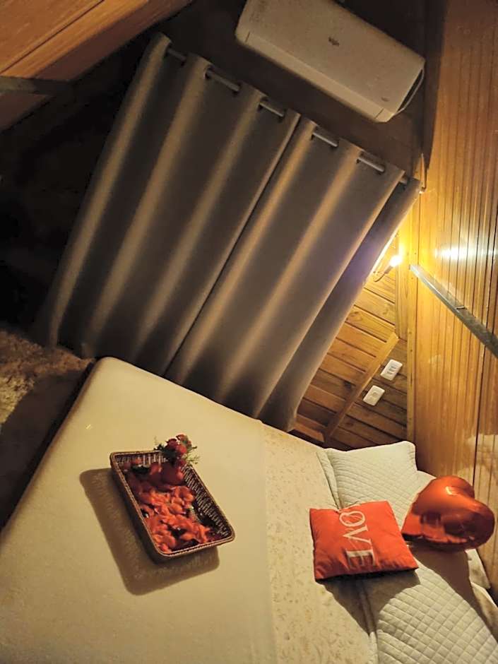 Pousada Rosa Shanti, café da manhã opcional, apenas 4 cabanas, piscina, estacionamento privativo, área de festas com churrasqueira e cervejeira, cantinho da fogueira, localizado junto a natureza