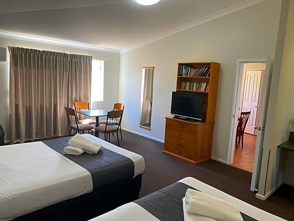 Emerald Explorers Inn