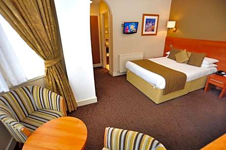 Family Room (2 Adults + 2 Children)