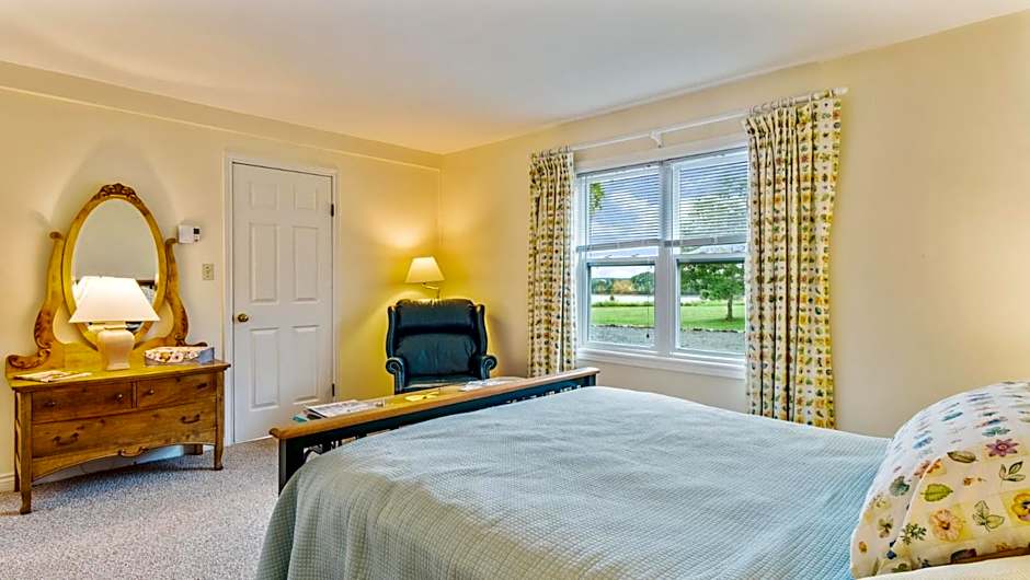 Bayview Pines Country Inn B&B