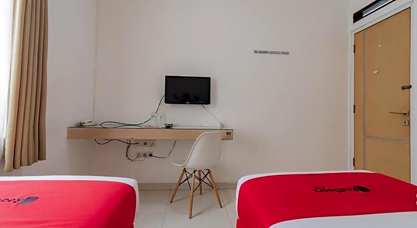 RedDoorz near Alun Alun Bandung 3