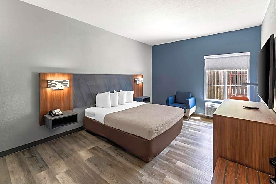 Quality Inn & Suites Manhattan