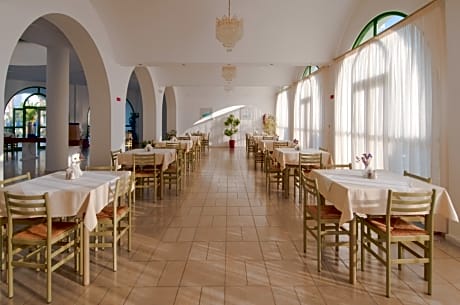 Alexandra Beach Hotel And Apartments