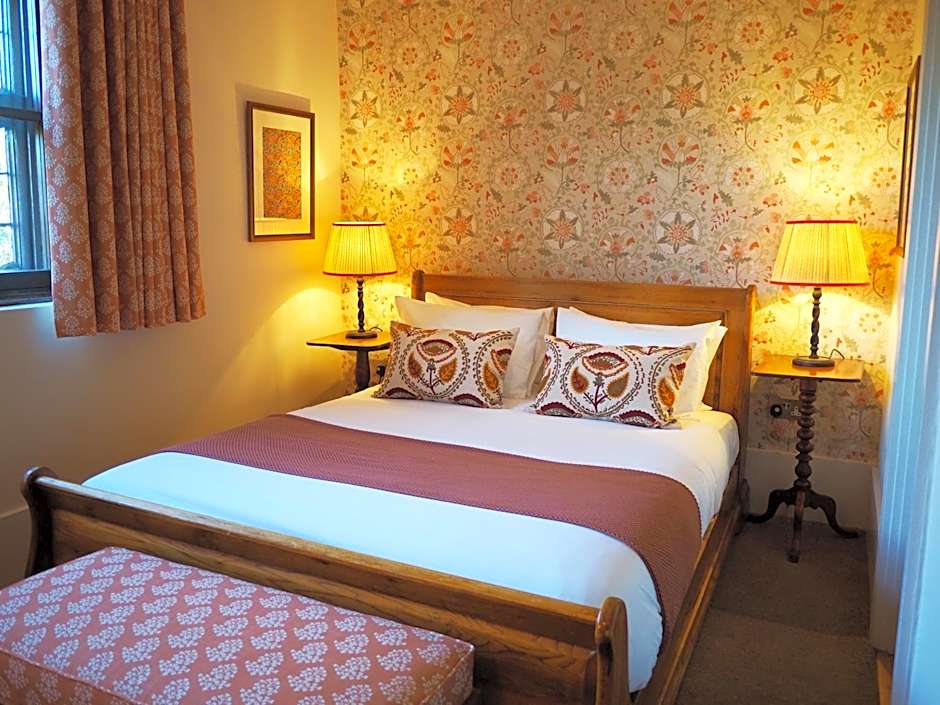 Bear and Ragged Staff