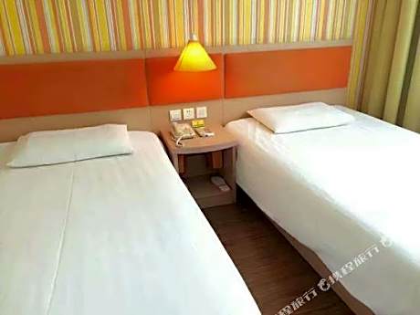 Home Inn (Yining Liuxing Street Jiefang Road)