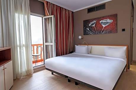 Comfort King Room with Balcony - Non-Smoking