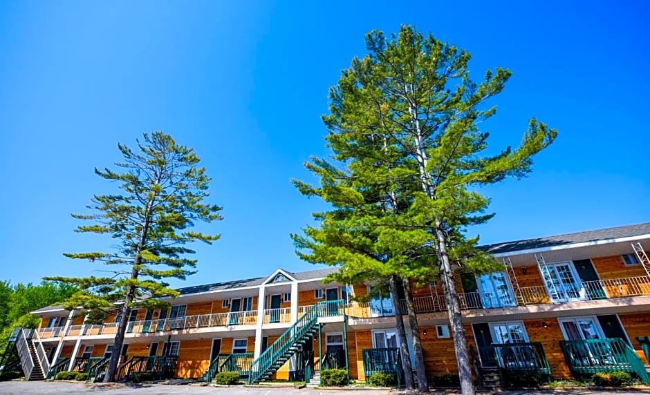 Cabins of Mackinaw & Lodge