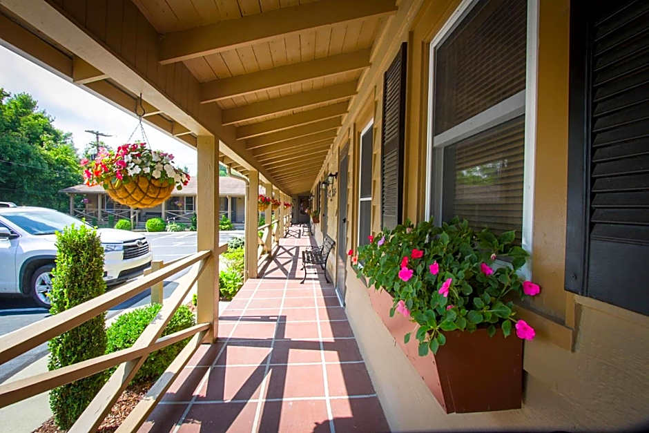Mountainaire Inn & Log Cabins