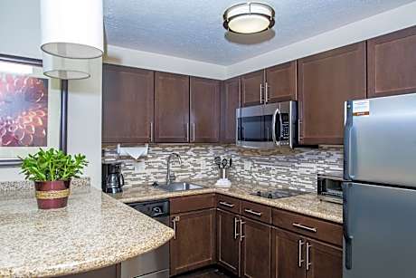 One-Bedroom Queen Suite -Non-Smoking