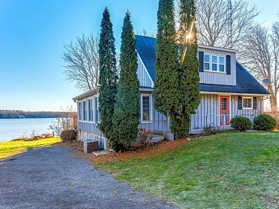 Cozy family waterfront retreat recently renovated