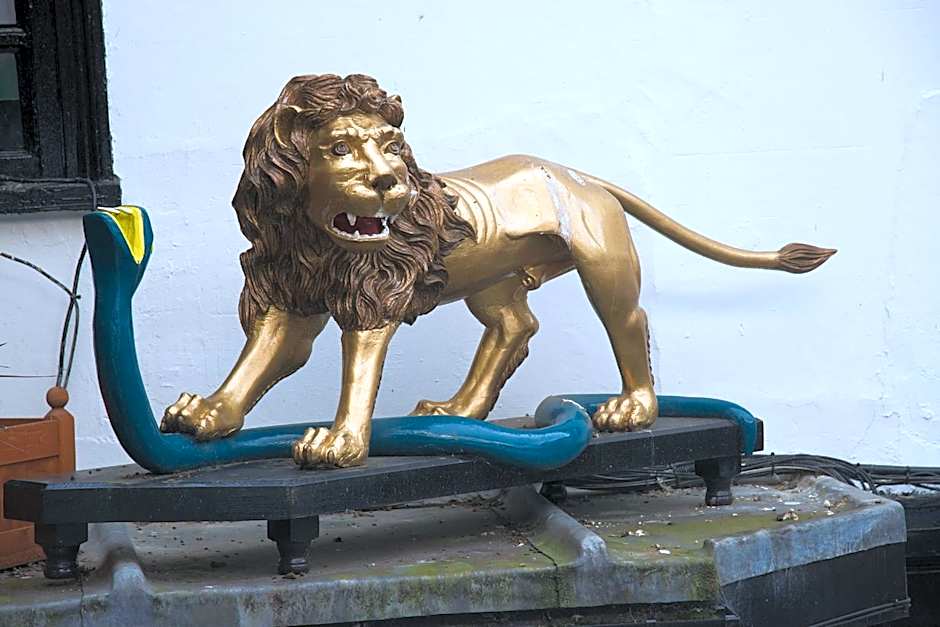 The New Inn by Roomsbooked