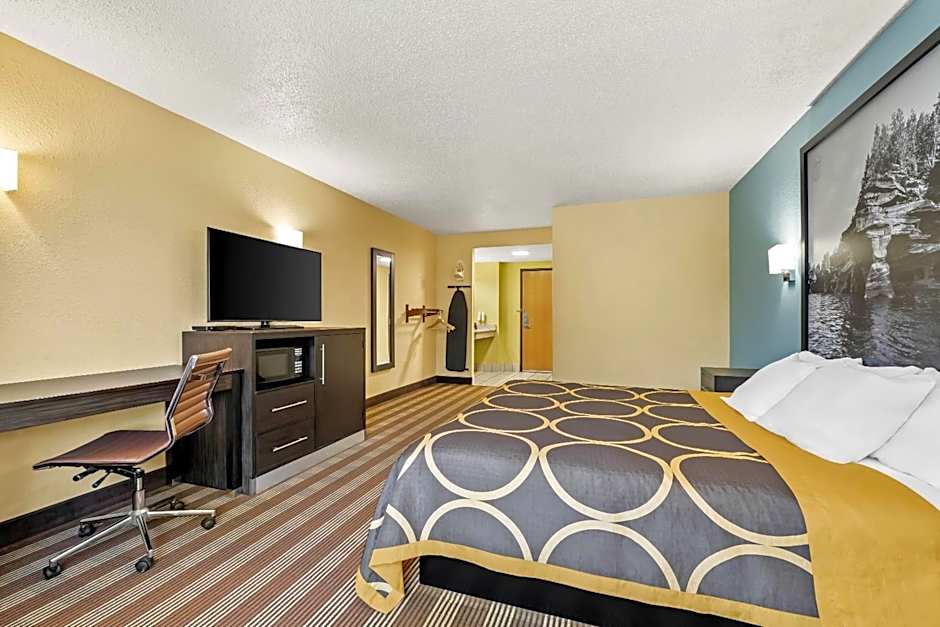 Super 8 by Wyndham Osseo WI