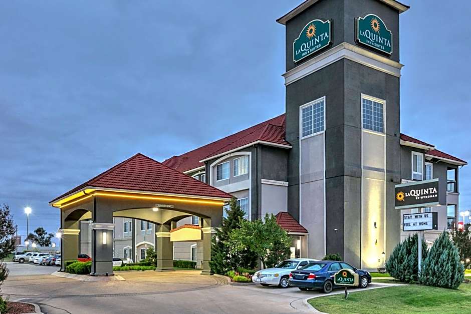 La Quinta Inn & Suites by Wyndham Tulsa Airport