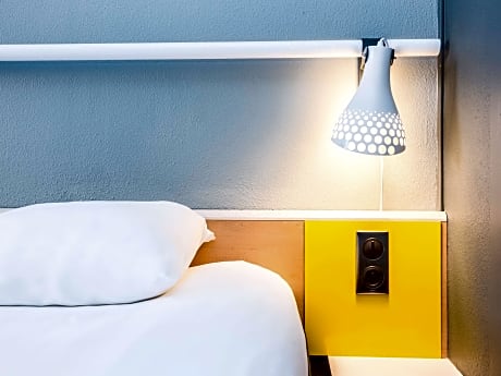 Standard reduced mobility room with twin beds