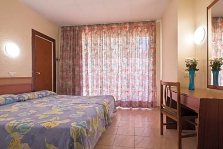 Family Room (3 Adults + 1 Child)