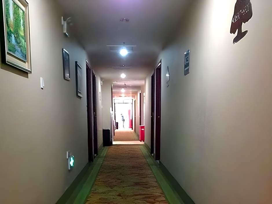 Green Tree Inn Urumqi San'gong Metro Station Exit