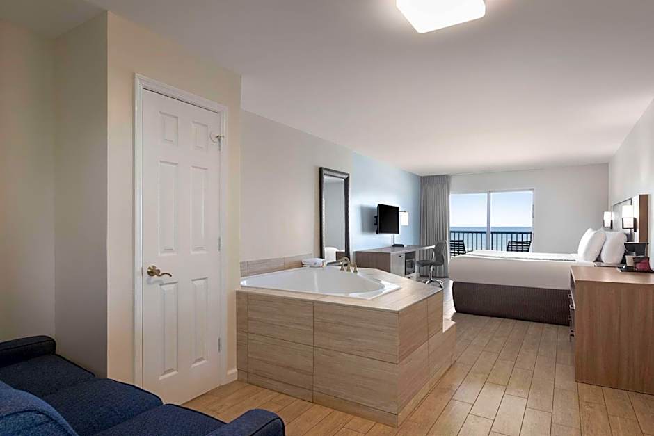 La Quinta Inn & Suites by Wyndham Oceanfront Daytona Beach